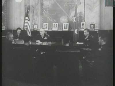 Ne apriamo una per accedere nell�ambiente pi� rappresentativo del palazzo: la stanza del comandante, quella che durante la Guerra fu la sede della 15� Army Air Force, alla cui testa c�era il generale americano Nathan Twinning